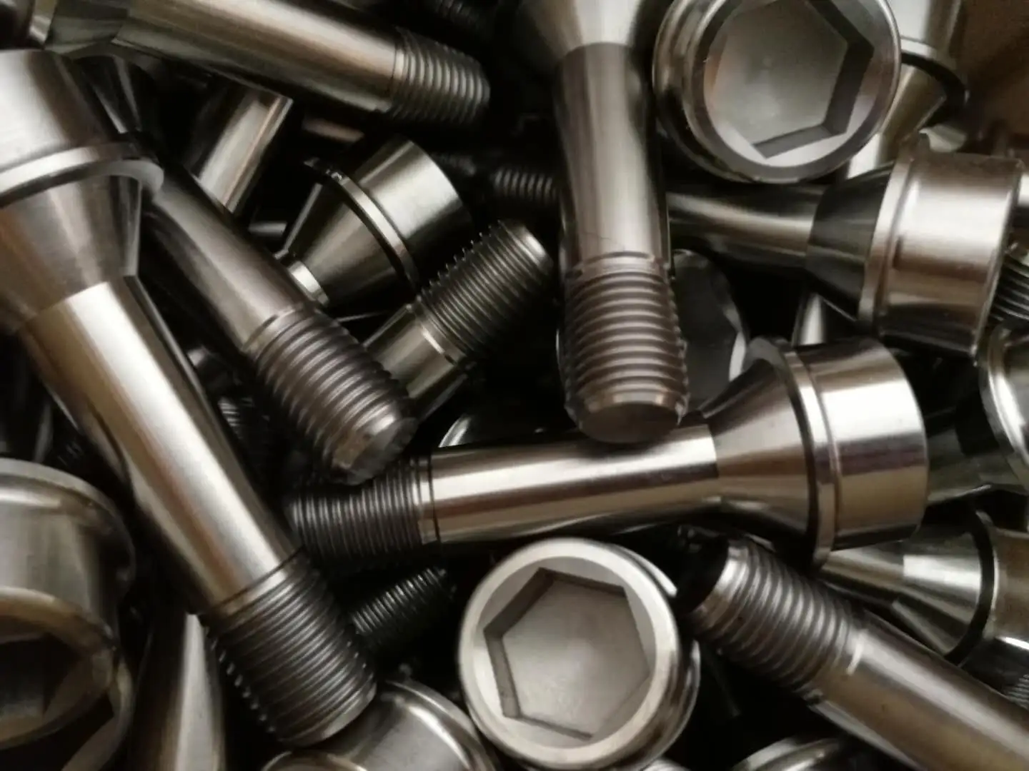 ferrari lug bolt.jpg ferrari lug bolt.jpg